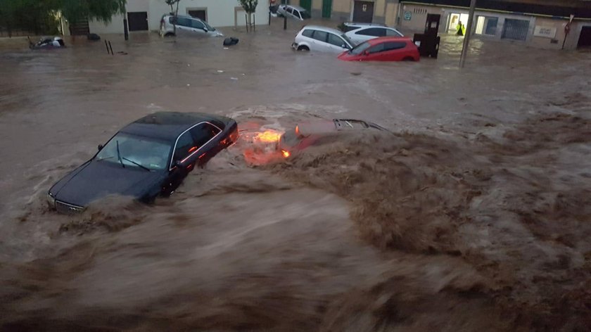 Turyści zginęli w taksówce. Auto porwała woda!