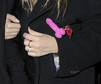 Rita Ora z frywolnym różowym penisem na dworcu kolejowym w Londynie