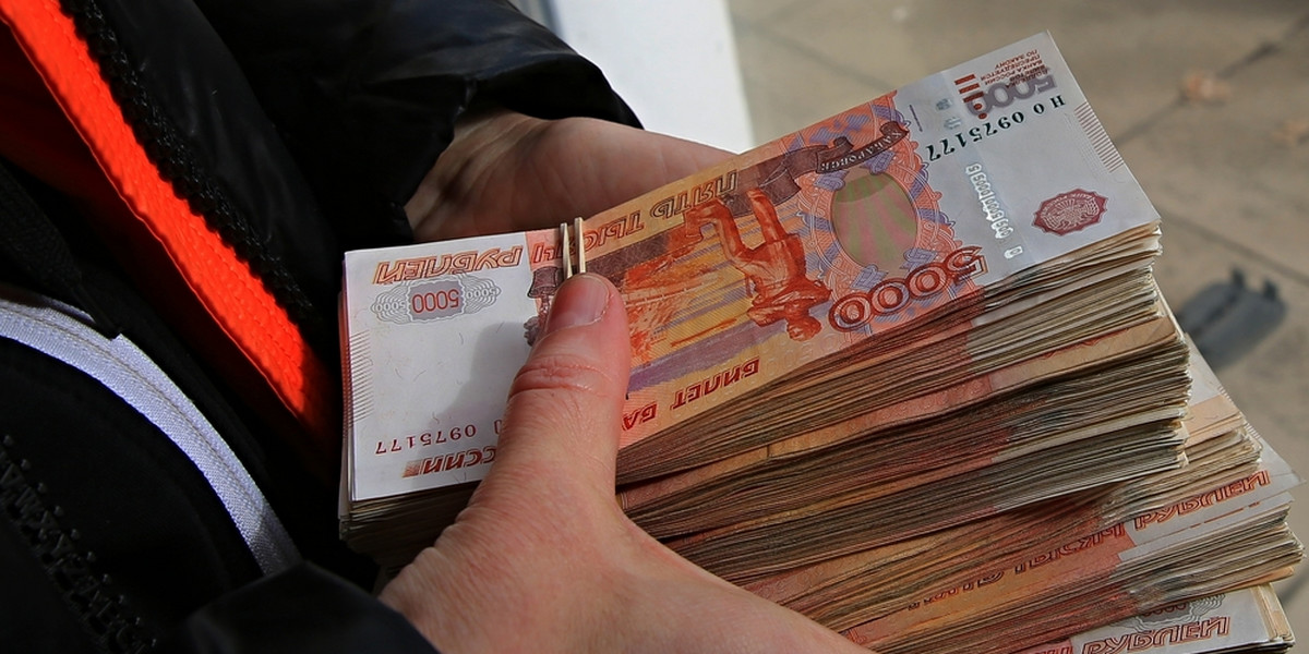 W weekend Rosjanie ruszyli do banków po pieniądze.