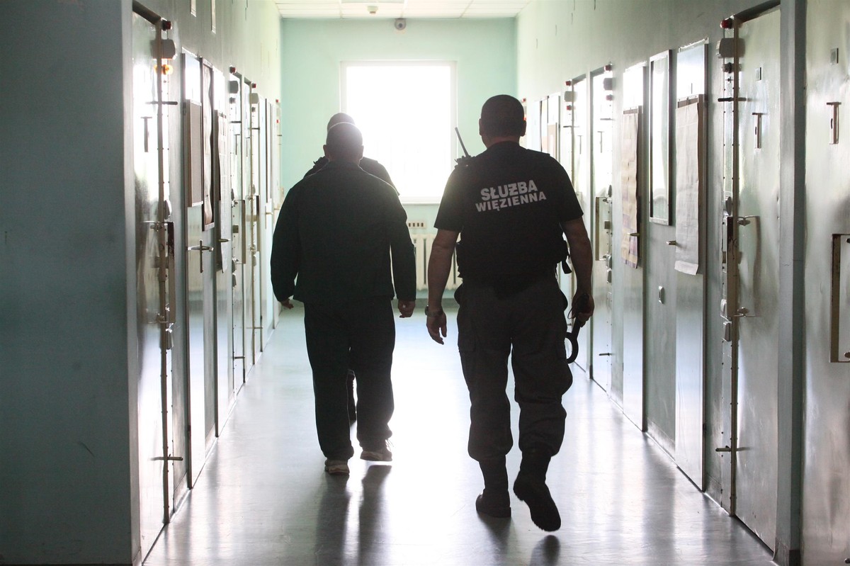Na pogrzeb syna przyprowadzili ją zakutą w kajdanki. Służba Więzienna wydała komunikat