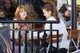 Közös ebéd Bella Thorne-nal: Ez a kép egy Los Angeles-i kávézó teraszán készült, ahol Palvin Barbara és Bella Thorne találkoztak egy baráti beszélgetésre. Ez az alkalom is jól tükrözi Barbara kapcsolatait a hollywoodi hírességekkel, ami valljuk be, kevés magyarról mondható el. 