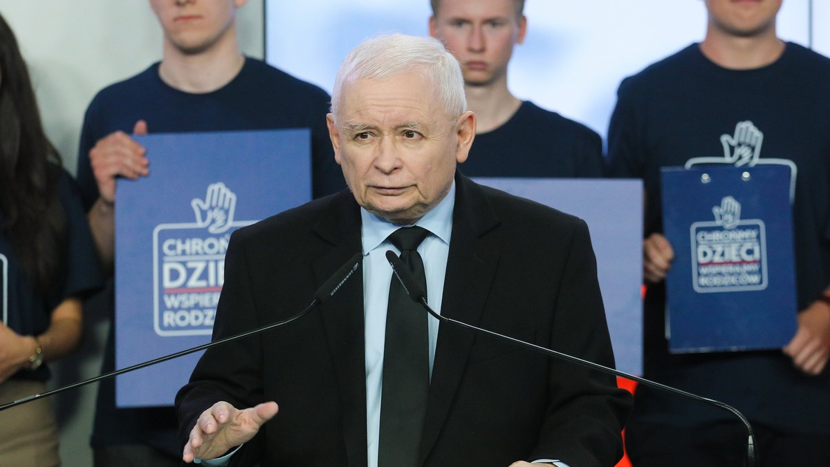 "Stan Wyjątkowy". Kaczyński walczy z seksualizacją. Ziobro poniżany przez PiS