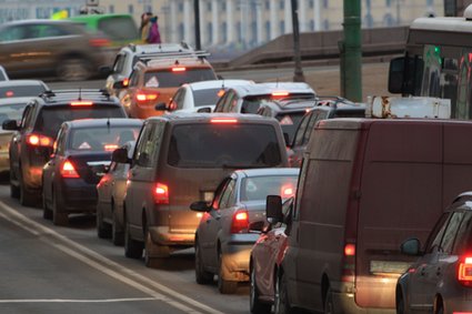 "Samochodoza" przyszłością Polski. Ceny mieszkań wypędzają z miast i robi się problem