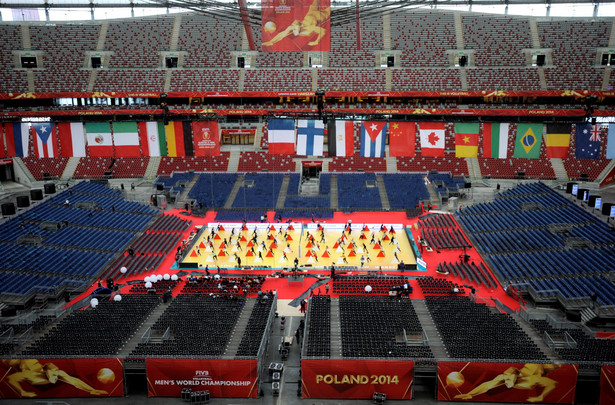 Formacja taneczna VOLT przygotowuje się do ceremoni otwarcia mistrzostw świata siatkarzy na Stadionie Narodowym w Warszwie. Fot. PAP/Bartłomiej Zborowski