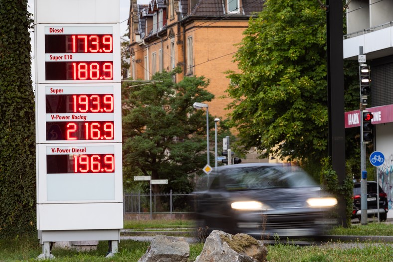 Stacja paliw w mieście Fryburg. Niemcy. 28.07.2023 r.