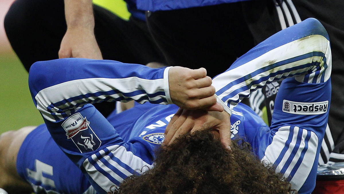 Obrońca Chelsea Londyn David Luiz nie zagra w środowym meczu w ramach angielskiej Premier League przeciwko Reading. Zawodnik poinformował, że z udziału w spotkaniu wyklucza go kontuzja kolana.