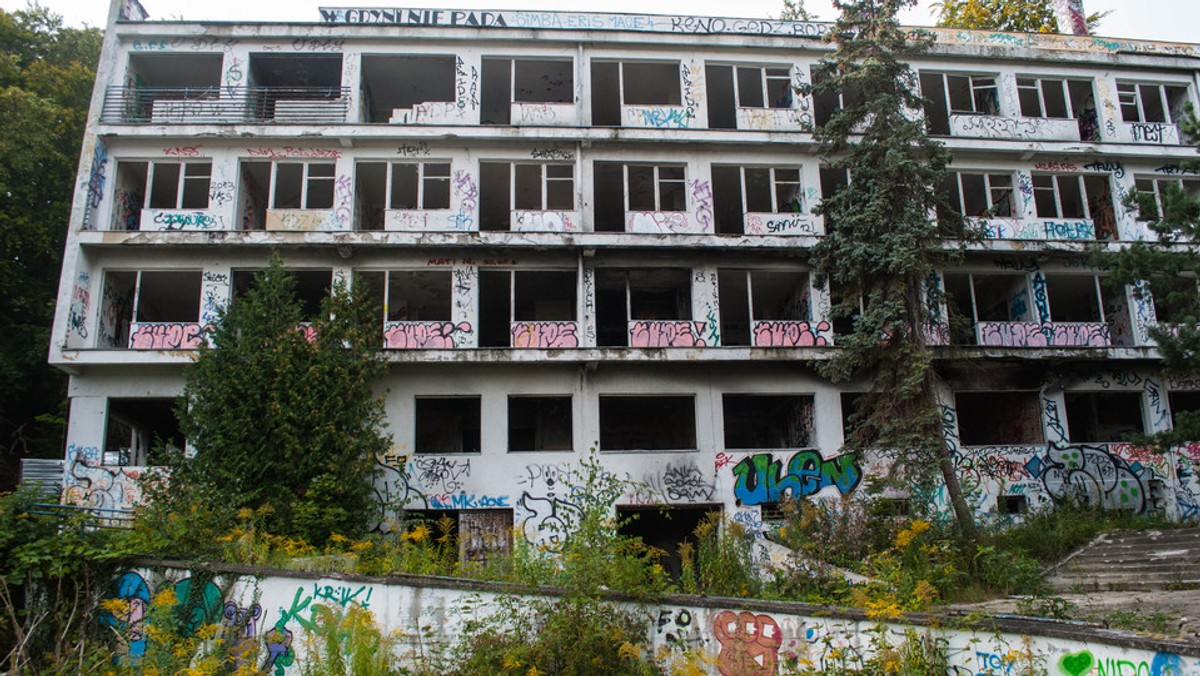 Rejon opuszczonego sanatorium w Orłowie, które od ponad 10 lat straszy swym wyglądem, znów budzi emocje w Gdyni. Wszystko za sprawą decyzji urzędników, którzy chcą dopuścić tutaj możliwość budowy apartamentowców. Z takim postawieniem sprawy nie godzi się część gdynian, wśród których są radni dzielnicy i członkowie lokalnych stowarzyszeń. - Nie chcemy, by to miejsce stało się elitarnym, zamkniętym dla mieszkańców i turystów osiedlem – mówią rozmówcy Onetu, którzy zgłaszają tutaj swoje propozycje.