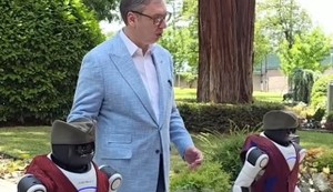 Vučić i roboti