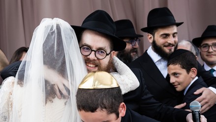 Férjhez ment Köves Slomó rabbi lánya: ezer vendég, világraszóló hagyományos zsidó esküvő Pesten – Blikk-exkluzív – videó