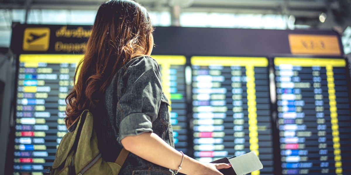 Większość linii lotniczych wymaga, by pasażer stawił się przy bramce na 30 minut przed planowanym odlotem. To wtedy rozpoczyna się boarding, czyli wpuszczanie pasażerów na pokład samolotu