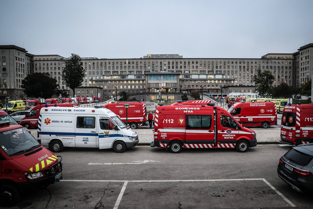 Karetki czekające z pacjentami przed szpitalem w Lizbonie