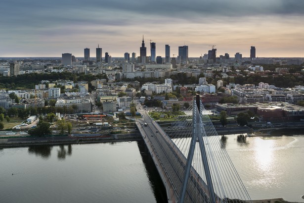 Panorama Warszawy: na pierwszym planie Most Świętokrzyski, w tle warszawskie "city" finansowe.