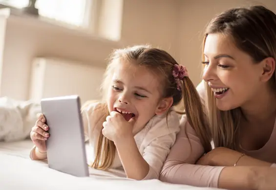 Idealny sprzęt do nauki i nie tylko. Jakie cechy powinien mieć rodzinny tablet?