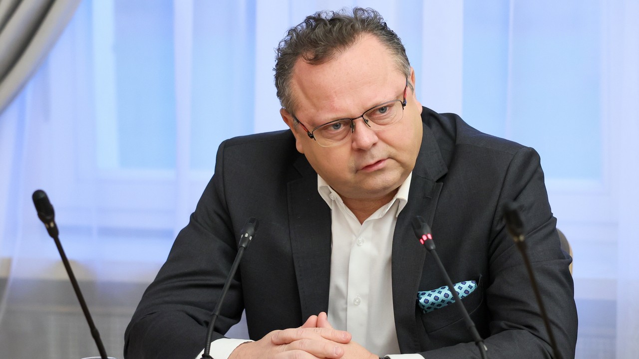 Nieoficjalnie: Kolejne problemy wiceministra z Lewicy. Ma stracić stanowisko