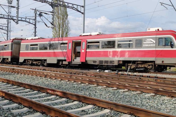 (FOTO) Voz pun putnika iskočio iz šina na relaciji Subotica Segedin: Evo šta se desilo