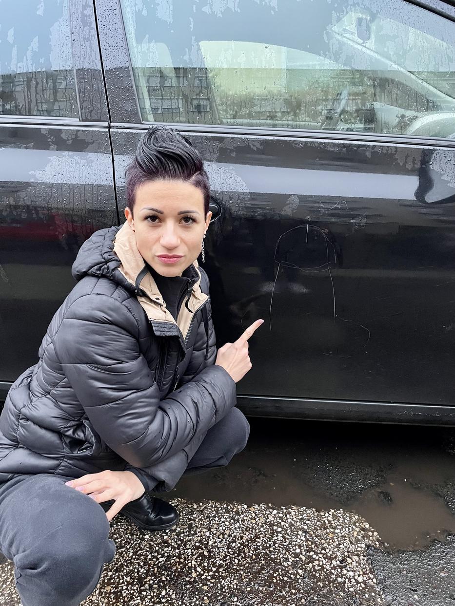 Juliska barátjának az autójára az elkövető egy hatalmas péniszt rajzolt