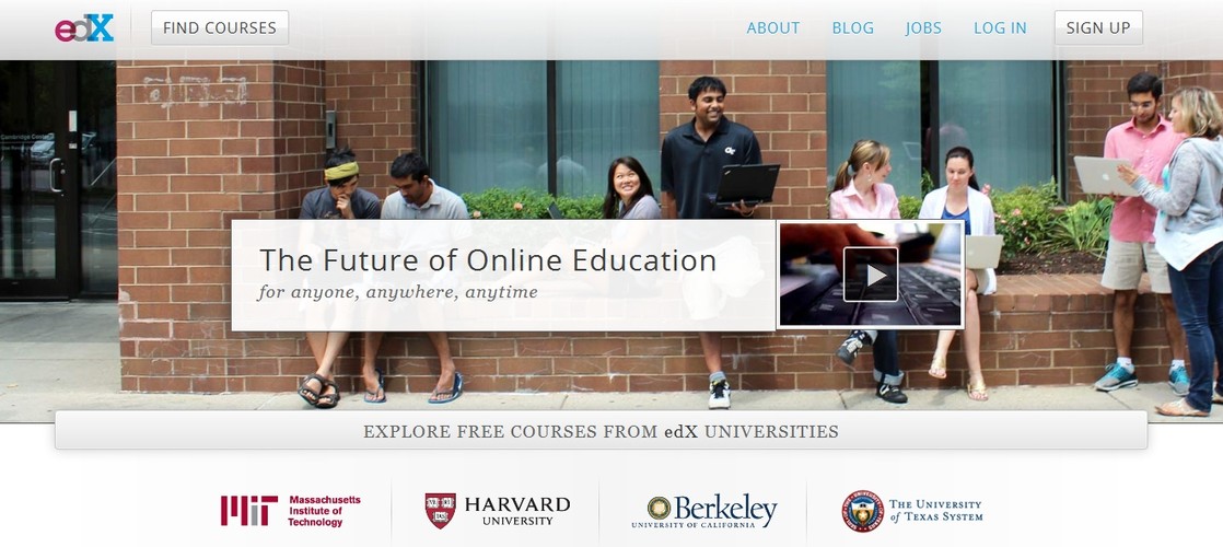 EdX został uruchomiony w maju 2012 roku przez MIT (Massachusetts Institute of Technology) we współpracy z uniwersytetem Harvarda. Kursy on-line na platformie miały być na tak wysokim poziomie, by mogły stanowić pełne uzupełnienie nauki na poziomie akademickim. Szybko zaczęły do niej dołączać kolejne prestiżowe amerykańskie uczelnie, szkoły i organizacje. Dziś można tu czerpać wiedzę przekazywaną już przez 53 organizacje, w tym Berkley i University of Texas. Z platformy korzysta 2,5 miliona internautów, którzy mogą wybierać z ponad 200 różnych kursów.

<a href=' https://www.edx.org/' target='_blank' style='color: blue'>https://www.edx.org/</a>