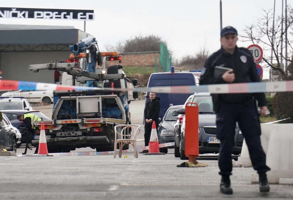 Osumnjičeni su lica mesta pobegli automobilom marle “golf 4”, koje su u naselju "Petlovo brdo" zapalili, a potom se odvezli u ranije iznajmljeni stan na Novom Beograd