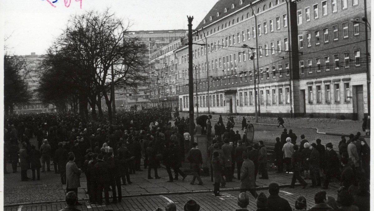 17 grudnia 1970 roku. To wtedy robotnicy w Szczecinie wyszli na ulice, by zaprotestować. Zapalnikiem były podwyżki cen żywności, ale chodziło też, a właściwie przede wszystkim wolność. Zginęło 16 osób. Dziś mija dokładnie 47 lat od tamtych wydarzeń.