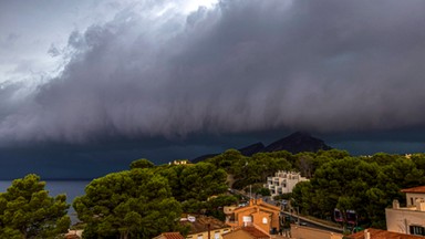 Chaos na lotniskach, turyści koczują na korytarzach. Setki lotów z Balearów odwołanych