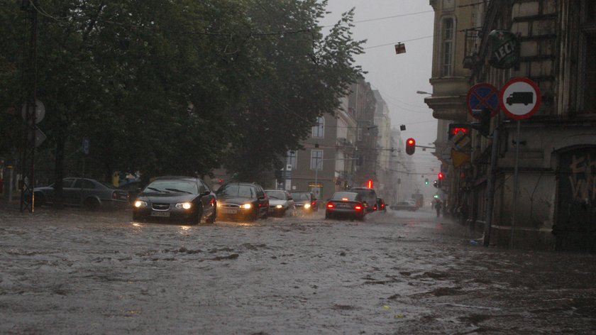 Alarm dla Łodzi. Idą burze, trąby powietrzne i grad