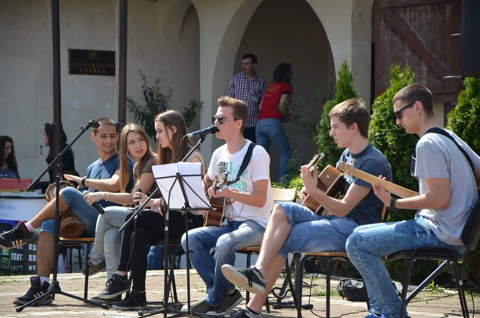 Okupljene osmake zabavaljao je bend srednjoškolaca iz Osme gimnazije