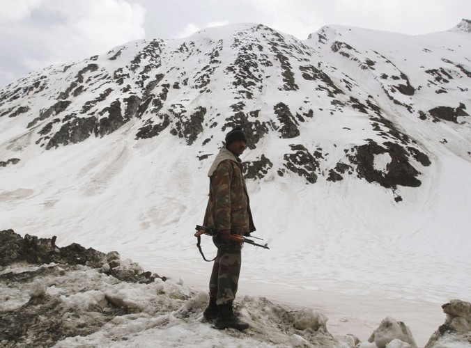Odśnieżanie drogi w Himalajach