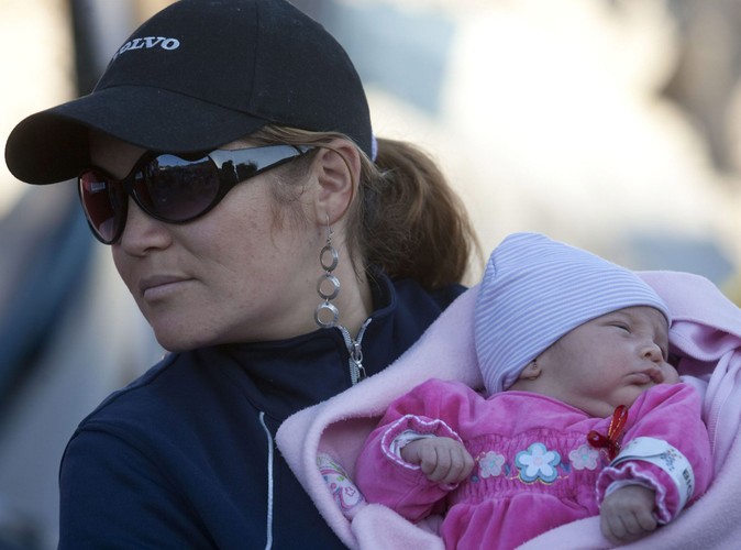 Elisabeth Segovia, żona jednego z zasypanych górników, z córeczką Esperanzą Ticoną w oczekiwaniu na męża