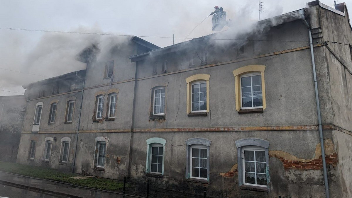 Chwile grozy na Opolszczyźnie. Nad kamienicą unosił się gęsty dym