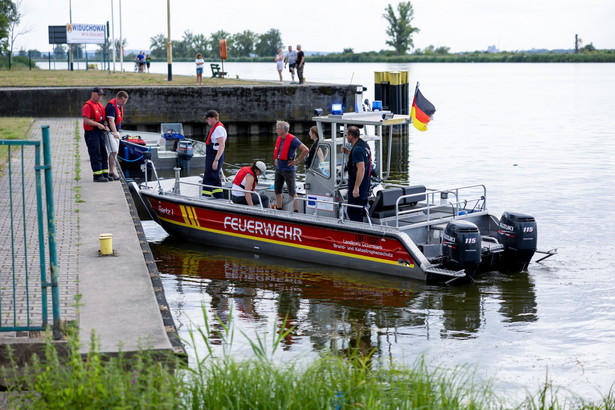 Widuchowa. Strażacy ustawiają specjalną zaporę, której zadaniem będzie zatrzymywanie śniętych ryb płynących z nurtem Odry