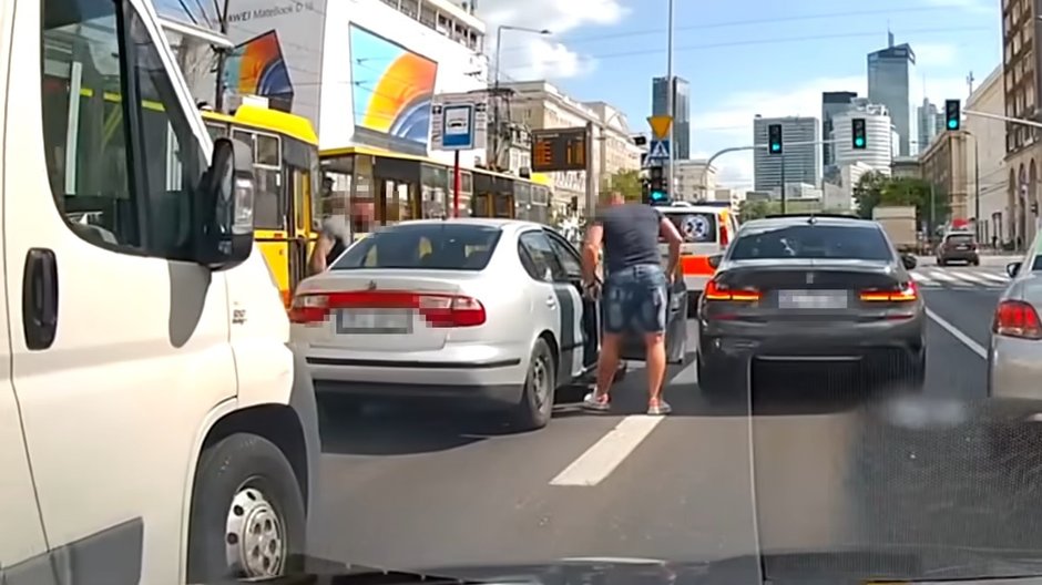 Dwóch mężczyzn z BMW zaatakowało pasażerów seata w centrum Warszawy 