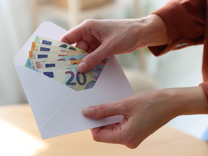 Koliko novca se poklanja za rođendan – 20, 50 ili 100 evra? Evo od čega zavisi iznos