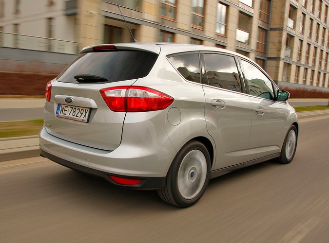 Z czym wam się kojarzą kompaktowe minivany, bo nam z nadmuchanymi autami segmentu C, które są mniej poręczne w mieście i wolniejsze na zakrętach. Po przejażdżce najnowszym fordem c-max diametralnie zmieniamy naszą opinię...