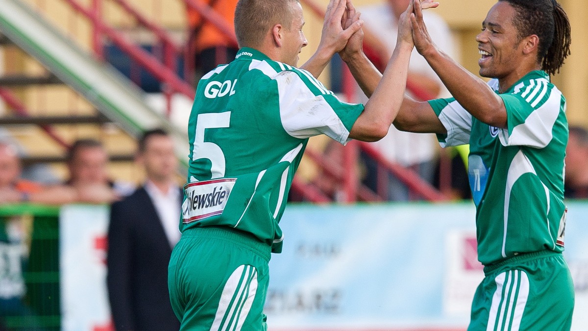 Łódzki Klub Sportowy przegrał na stadionie w Bełchatowie z Legią Warszawa 1:3 (1:2) w meczu kończącym 5. kolejkę spotkań T-Mobile Ekstraklasy. Dzięki zwycięstwu zdobywcy Pucharu Polski awansowali w tabeli na czwarte miejsce, mając jednocześnie jeden mecz rozegrany mniej od drużyn z czołowej trójki.