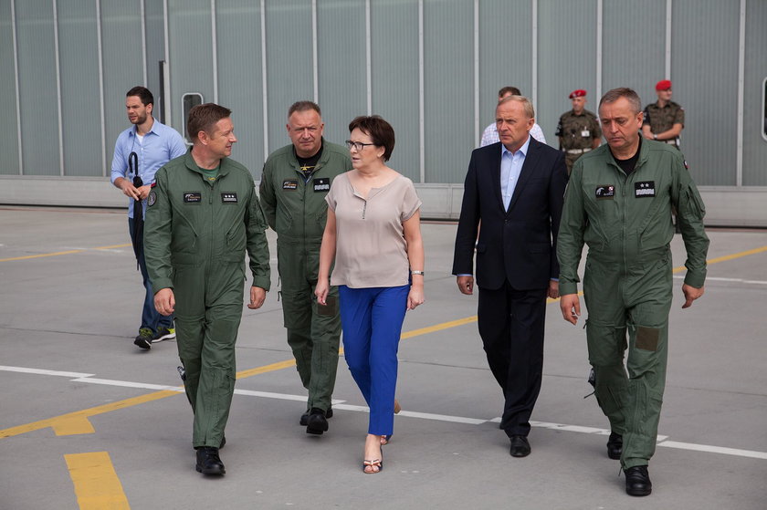 Premier RP złożyła wizytę w bazie lotniczej w Powidzu