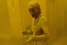 Pre TAČNO 24 GODINE nastala je slika "ŽENE OD PRAŠINE" zarobljene u KULI BLIZNAKINJI koja se rušila: UŽASE koje proživljava čitamo joj na licu, a onih koji će uslediti - nije bila svesna