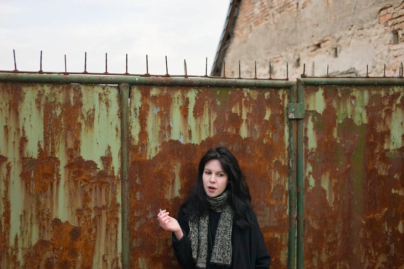 Devojka pred kapijom