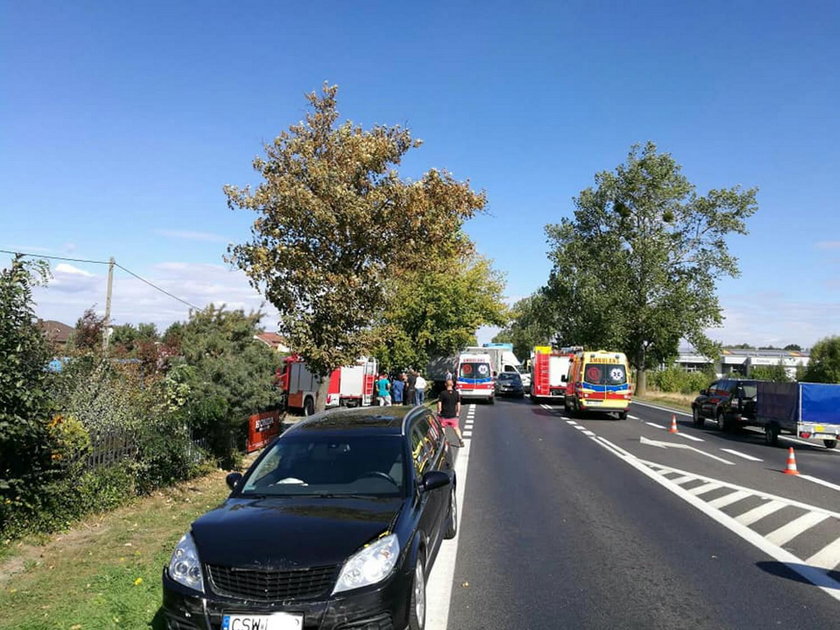 Karambol pod Bydgoszczą. TIR uderzył w auto, później było już tylko gorzej