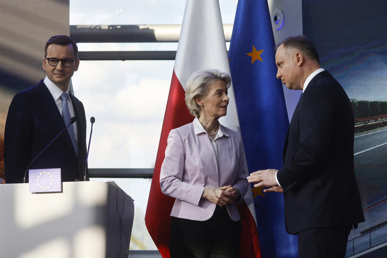Przewodnicząca Komisji Europejskiej Ursula von der Leyen z Andrzejem Dudą i Mateuszem Morawieckim, 2 czerwca 2022 r.