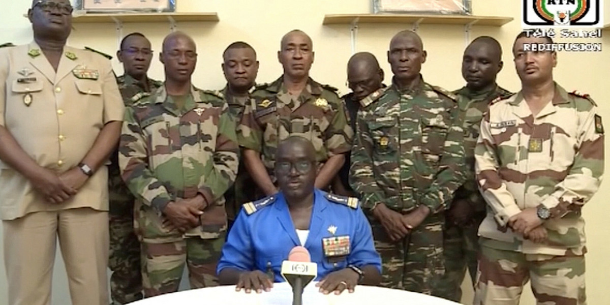 Niger. Żołnierze w ogólnokrajowej telewizji ogłaszają obalenie prezydenta Mohameda Bazouma, 27 lipca 2023 r.