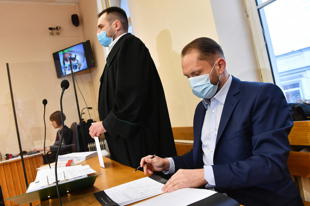 Oskarżony Kamil Durczok (P) oraz jego adwokat Łukasz Isenko (2P)