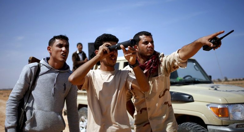 Libya Dawn fighters look at Islamic State militant positions near Sirte March 19, 2015. REUTERS/Goran Tomasevic/File