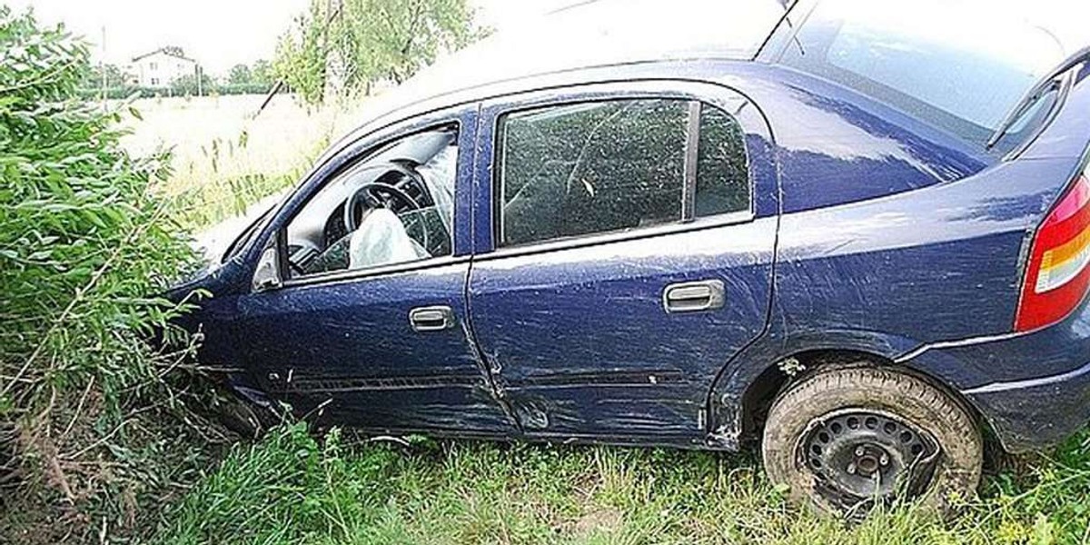 Ratował się na drodze. Wylądował w rowie!