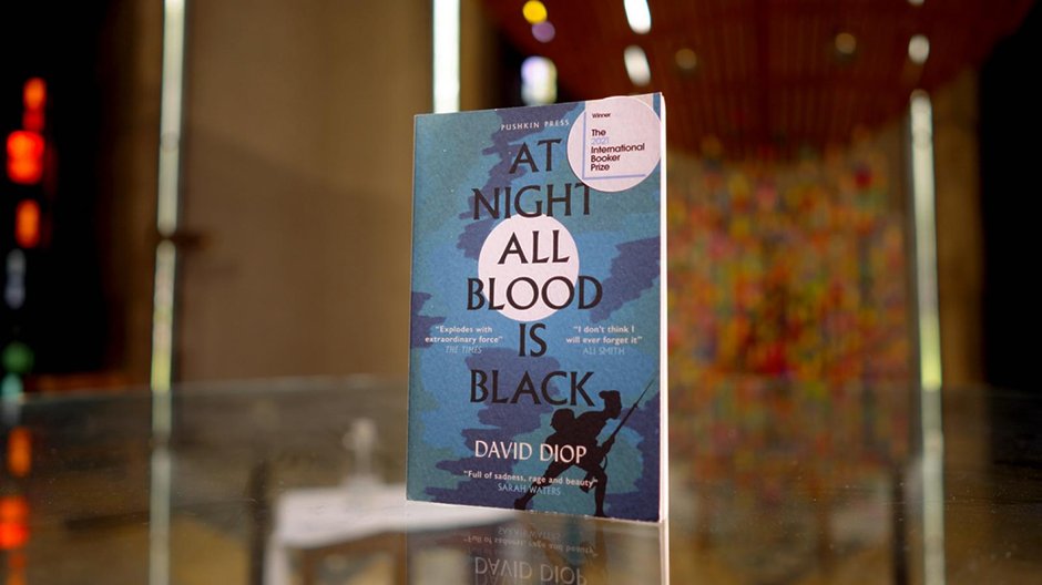 "At Night All Blood is Black" - książka Davida Diopa z Bookerem 2021