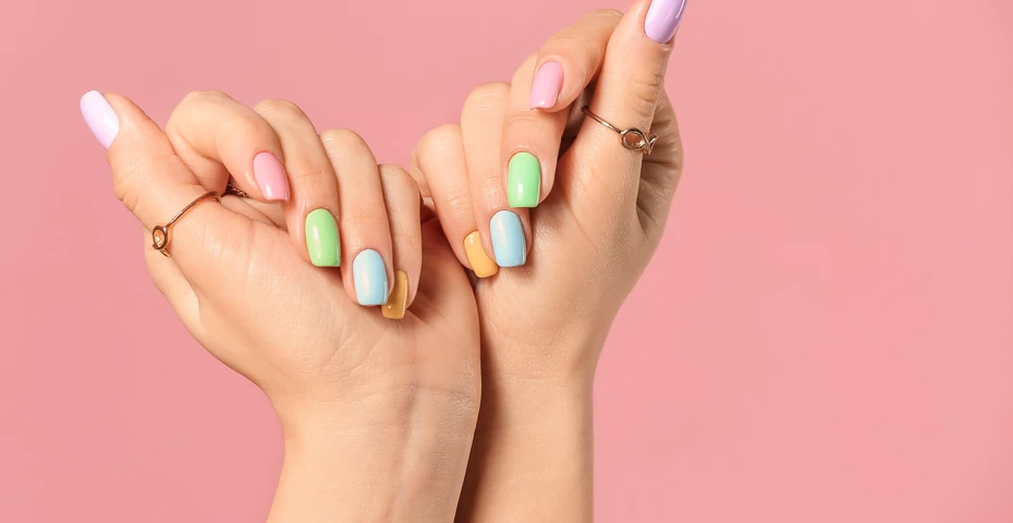Jednobarwny manicure: po jakie kolory sięgniemy tego lata?