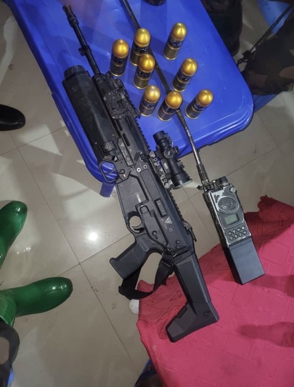 Polski karabinek MSBS Grot z granatnikiem podwieszanych GP-40 oraz celownikiem DCM-1 Szafir w rękach żołnierzy z DRK. Uwagę zwraca szczególnie założony na odwrót celownik.
