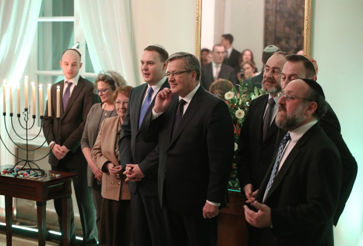 Prezydent Komorowski zapalił chanukowe świece