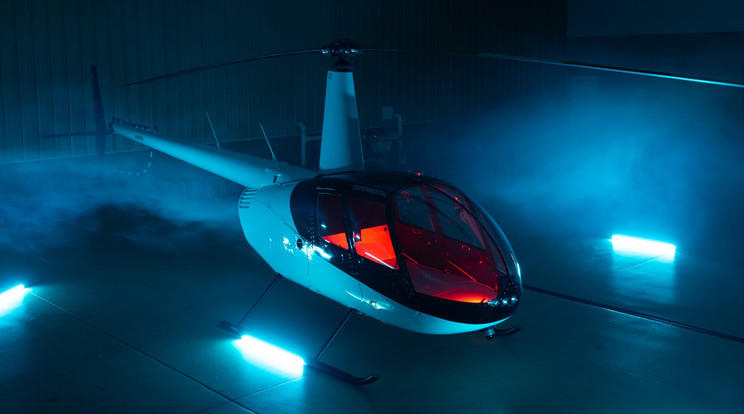 Az R550X típusú autonóm helikopter egyelőre nem szállít embereket. Éppen az a lényeg, hogy robotüzemmódban különféle mezőgazdasági és szállítási feladatot lát el, s közben gyűlnek a vele kapcsolatos tapasztalatok. Így a Rotor Technologies egy éven belül már jó eséllyel pályázhat olyan repülési engedélyre, amely lehetővé teszi emberek szállítását is az R550X-szel. / Fotó: Rotor Technologies
