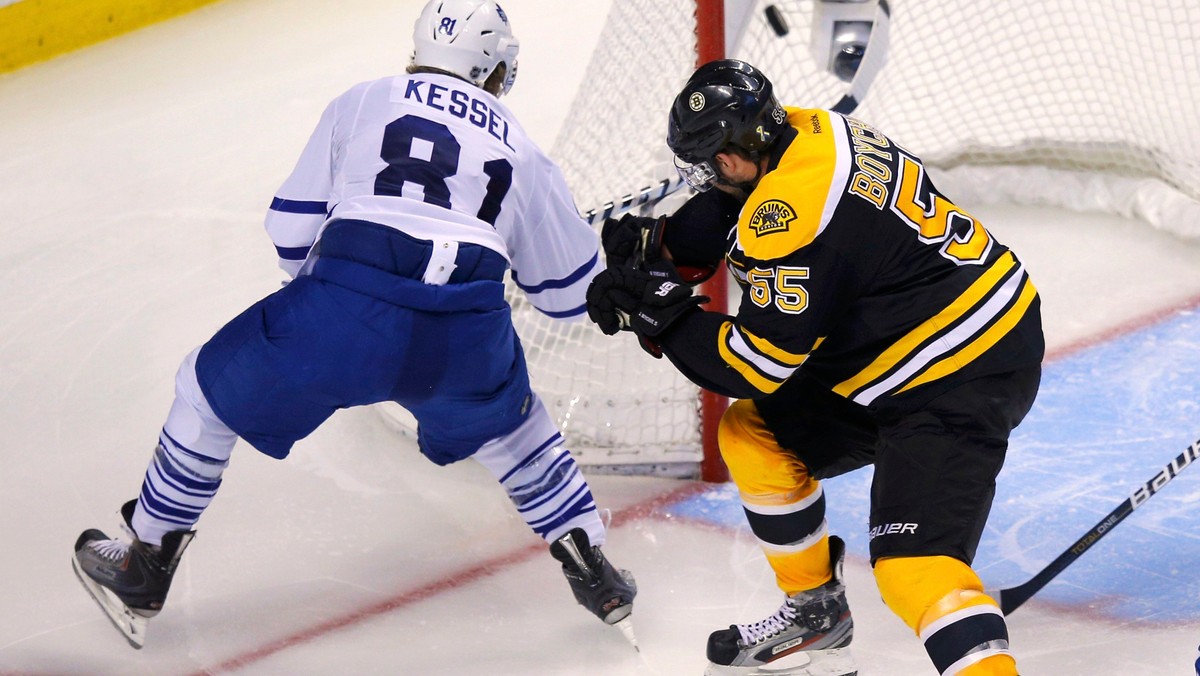 Boston Bruins i New York Rangers awansowali do drugiej rundy play-off jako dwa ostatnie zespoły. Szczególnie efektowne i nadzwyczajne okoliczności towarzyszyły meczowi Niedźwiadków z Toronto Maple Leafs. Bruins przegrywali już trzema golami, ale odrobili straty i triumfowali w dogrywce.