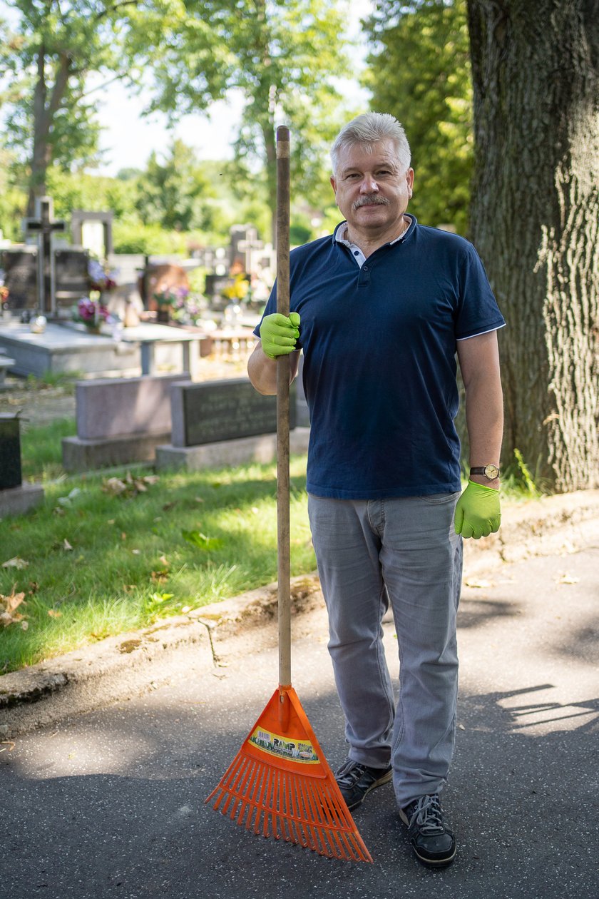 Trwają porządki na Starym Cmentarzu w Łodzi. Do akcji włączyli się pracownicy muzeum